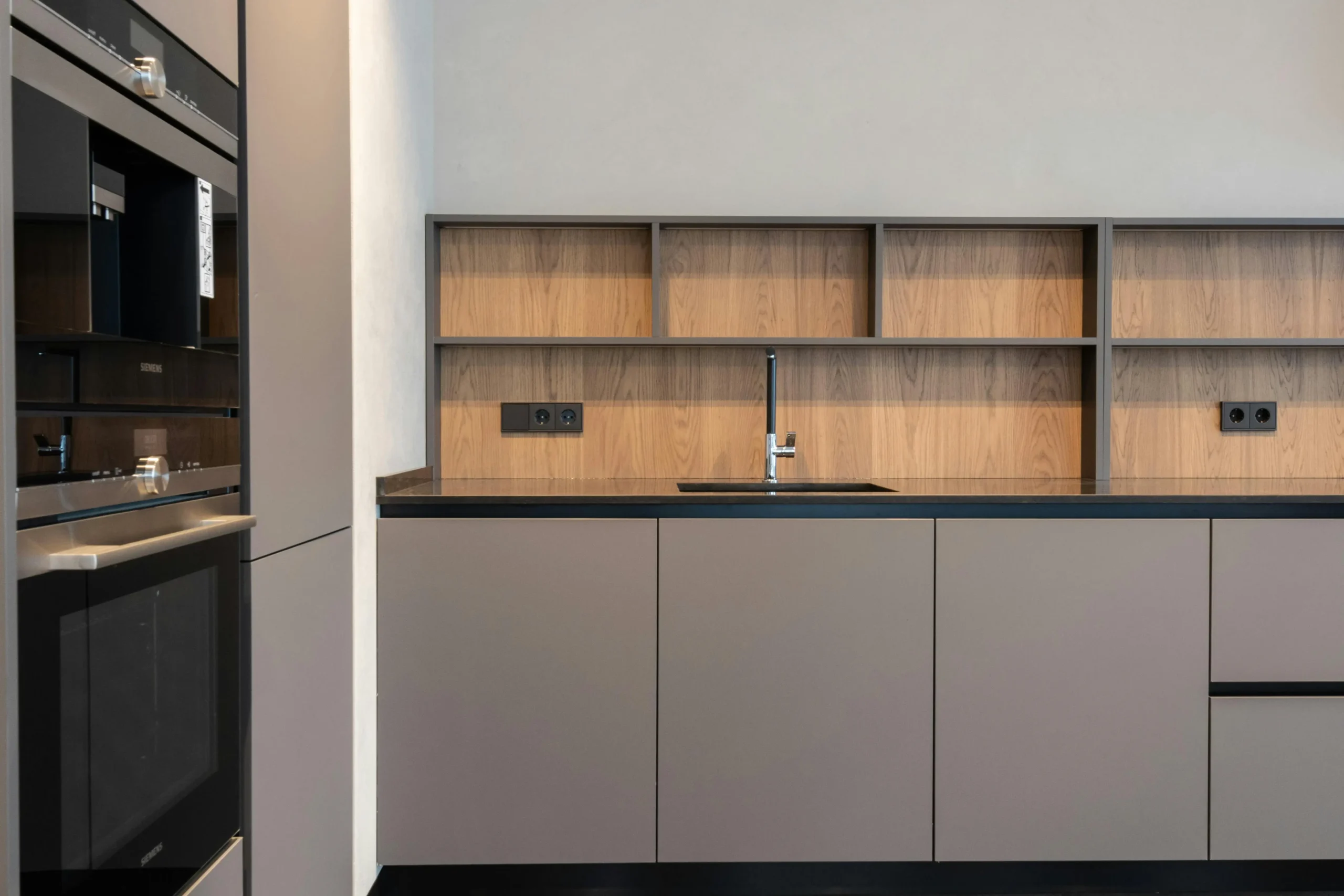 Material Kitchen Set Aluminium vs. Blockboard: Mana yang Lebih Baik?